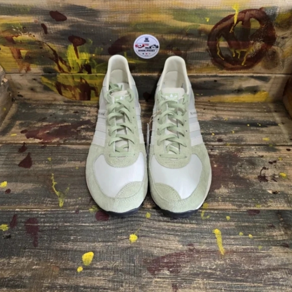 Mens sports shoes
